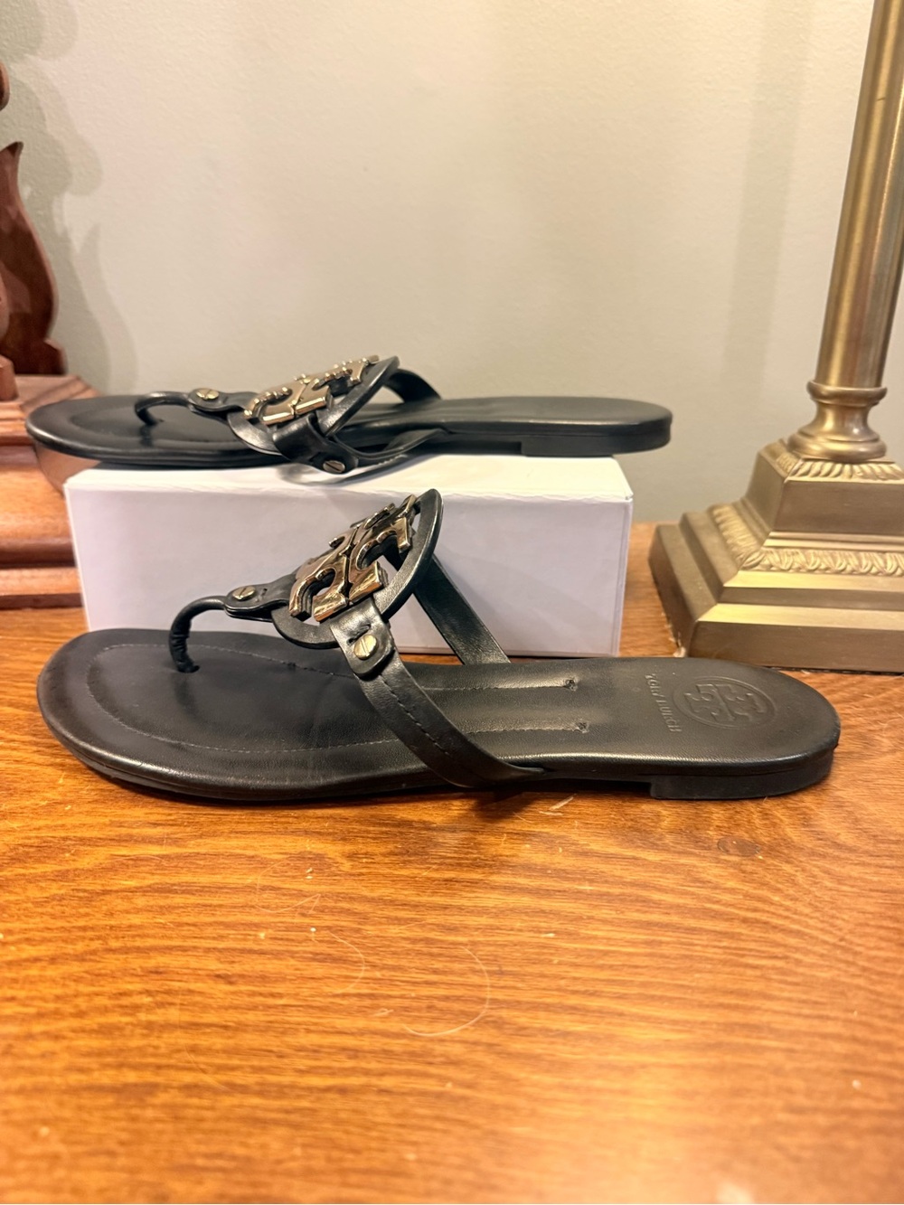 Tory Burch Metal Miller Black Gold Leather Logo Thong Sandals Size 10 - Picture 6 of 10